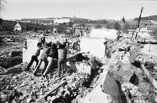 THM-BJ-00918 - Régi házak bontása a hőgyészi kórház melletti területen az 1980-as években 