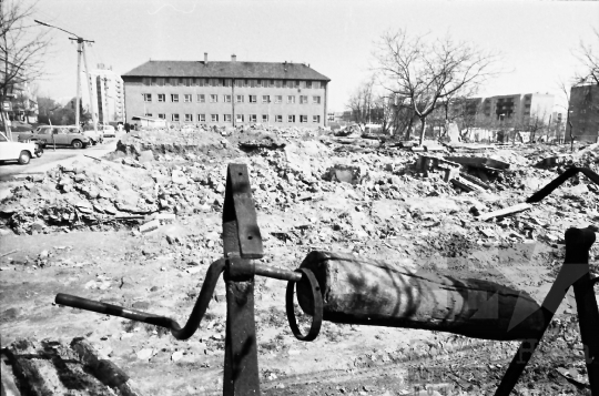 THM-BJ-00919 - Régi házak bontása a hőgyészi kórház melletti területen az 1980-as években 