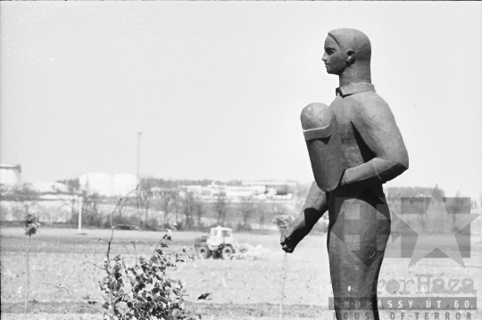 THM-BJ-00926 - Kohász szobor a Láng Gépgyár Dombóvári üzemépülete előtt az 1980-as években
