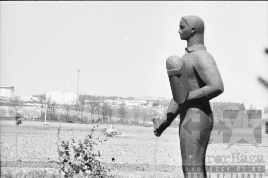 THM-BJ-00926a - Kohász szobor a Láng Gépgyár Dombóvári üzemépülete előtt az 1980-as években