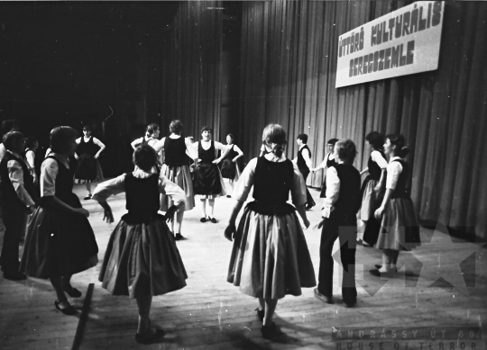 THM-BJ-00948 - Úttörő Kulturális Seregszemle előadása Szekszárdon az 1980-as években 