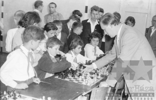 THM-BJ-00962 - Úttörő sakkverseny a szekszárdi Babits Mihály Általános Iskolában az 1960-as években