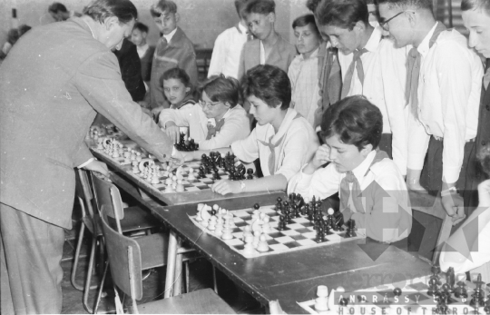 THM-BJ-00963 - Úttörő sakkverseny a szekszárdi Babits Mihály Általános Iskolában az 1960-as években