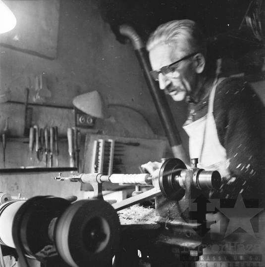 THM-BJ-00974 - Balási Gyula fafaragó népi iparművész az 1960-as években