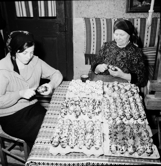 THM-BJ-00987 - Czencz Marietta  tojásírást tanul Dér Józsefnétől Bátán az 1960-as években
