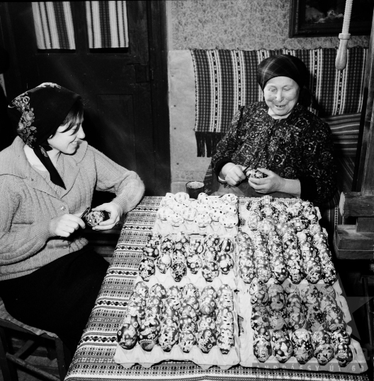THM-BJ-00990 - Czencz Marietta  tojásírást tanul Dér Józsefnétől Bátán az 1960-as években