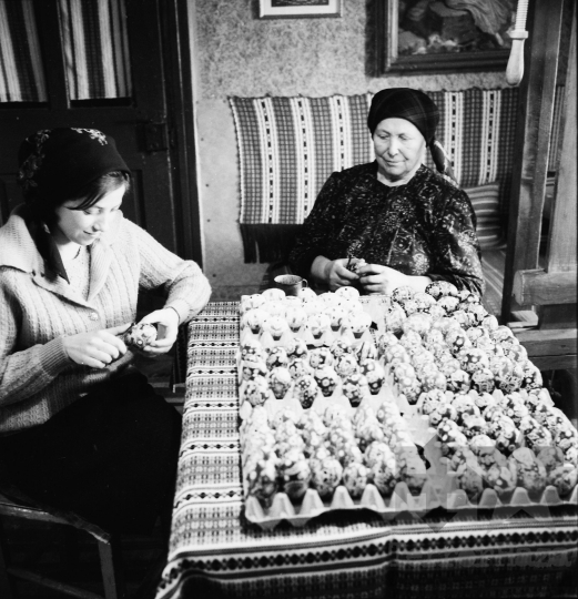 THM-BJ-00991 - Czencz Marietta  tojásírást tanul Dér Józsefnétől Bátán az 1960-as években