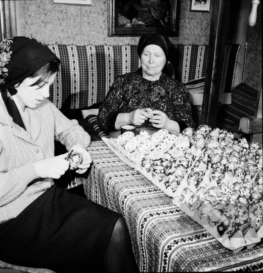 THM-BJ-00992 - Czencz Marietta  tojásírást tanul Dér Józsefnétől Bátán az 1960-as években