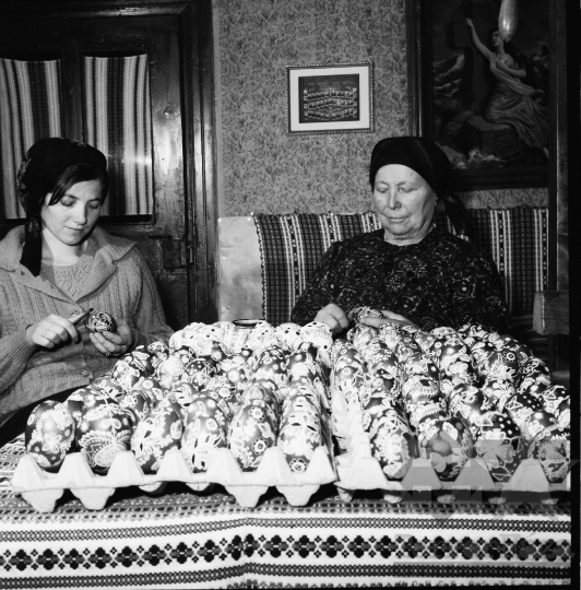 THM-BJ-00993 - Czencz Marietta  tojásírást tanul Dér Józsefnétől Bátán az 1960-as években