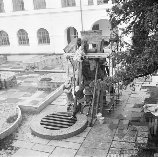 THM-BJ-01146 - Feltárás és felújítás a szekszárdi régi megyeháza udvarán az 1970-es években