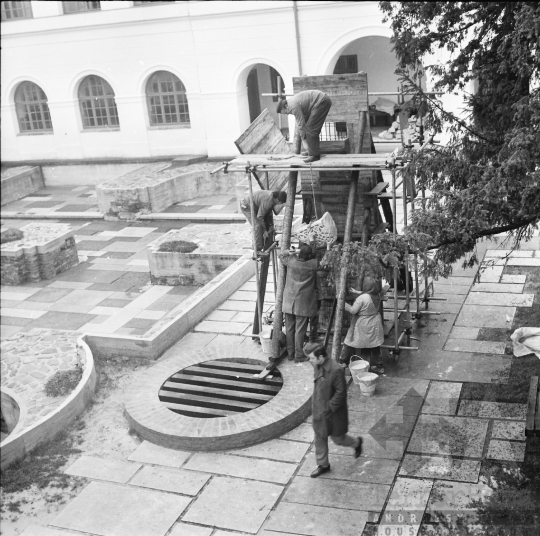 THM-BJ-01146a - Feltárás és felújítás a szekszárdi régi megyeháza udvarán az 1970-es években