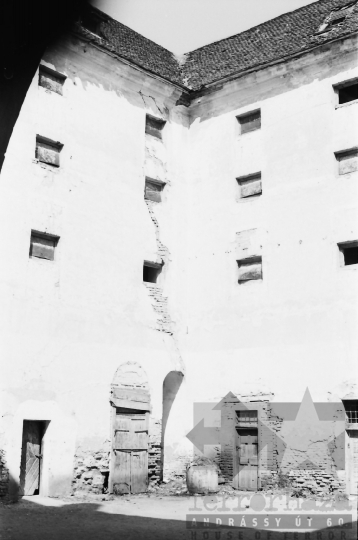 THM-BJ-01176 - Ozorai várkastély feltárás előtt az 1970-es években