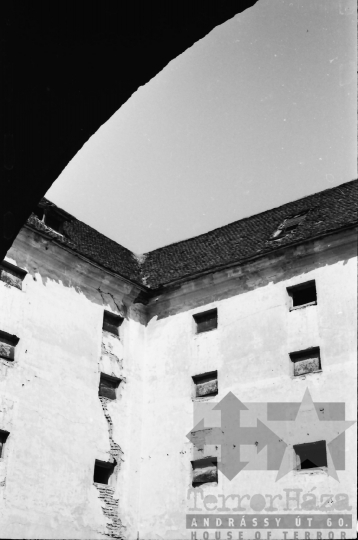 THM-BJ-01177 - Ozorai várkastély feltárás előtt az 1970-es években