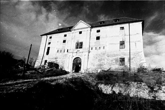 THM-BJ-01180c - Ozorai várkastély feltárás előtt az 1970-es években
