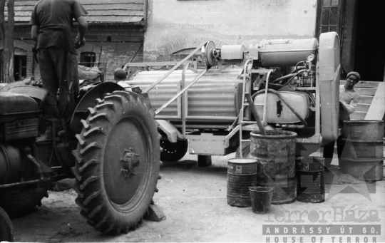 THM-BJ-01189 - Betakarítás a Paksi Állami Gazdaság termőföldjén az 1960-as években