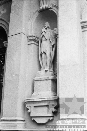 THM-BJ-01199 - Szobor a katolikus kör épületének falán Szekszárdon az 1960-as években