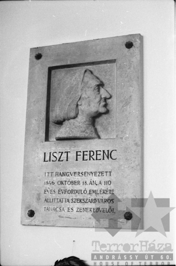 THM-BJ-01264a - Liszt Ferenc-emléktábla Szekszárdon az 1970-es években