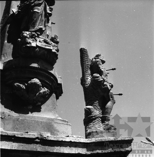 THM-BJ-01268 - Szentháromság-szobor Szekszárdon az 1970-es években