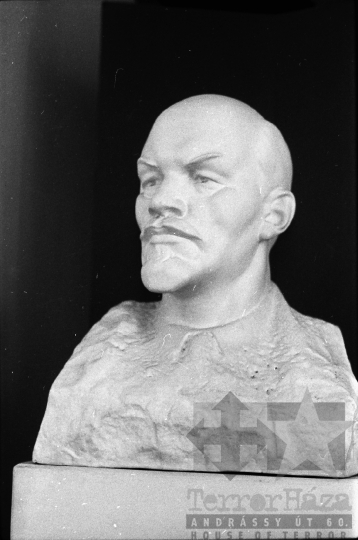 THM-BJ-01271 - Szobor Szekszárdon az 1970-es években