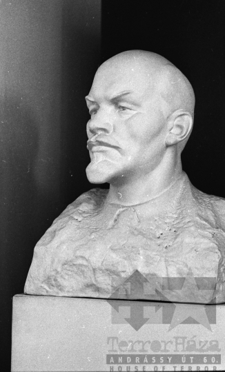 THM-BJ-01272 - Szobor Szekszárdon az 1970-es években