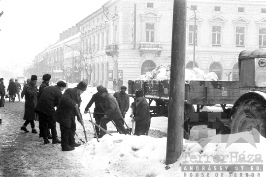 THM-BJ-01349 - Téli életkép Szekszárdon az 1960-as években