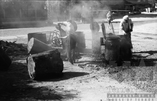 THM-BJ-01351 - Aszfaltozás Szekszárdon az 1960-as években 