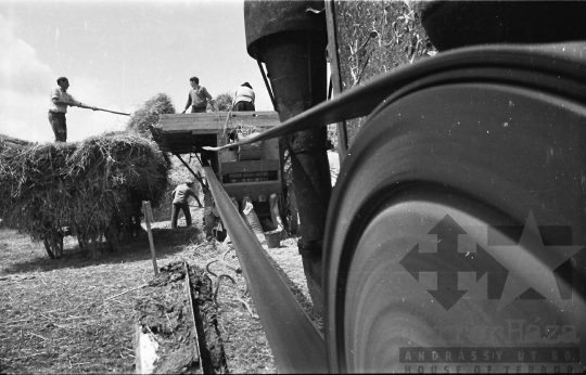 THM-BJ-01401a - Cséplés a madocsai termelőszövetkezetben az 1960-as években
