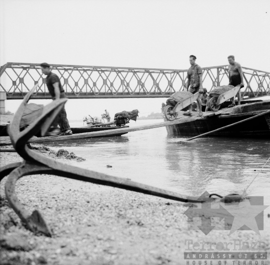 THM-BJ-01508 - Rakodómunkások a dunaföldvári Duna-parton az 1960-as években