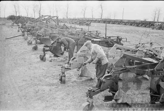 THM-BJ-01518 - Javított ekék a bölcskei gépállomáson az 1960-as években