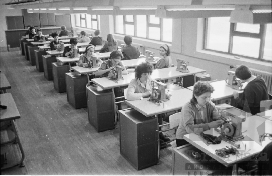 THM-BJ-01556 - Pécsi Kesztyűgyár dombóvári üzeme az 1960-as években 