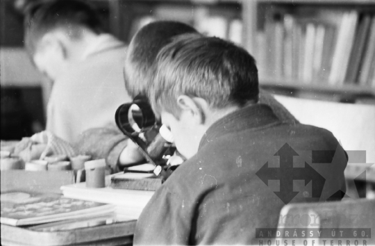 THM-BJ-01562 - Könyvtárlátogatás Szekszárdon az 1960-as években