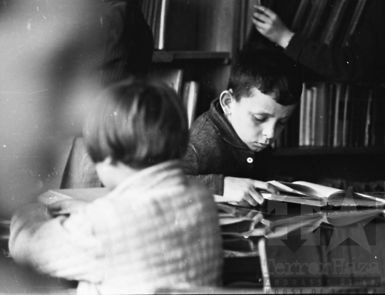 THM-BJ-01570 - Könyvtárlátogatás Szekszárdon az 1960-as években
