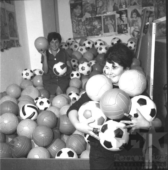 THM-BJ-01586a - Simontornyai Bőrgyár az 1960-as években 