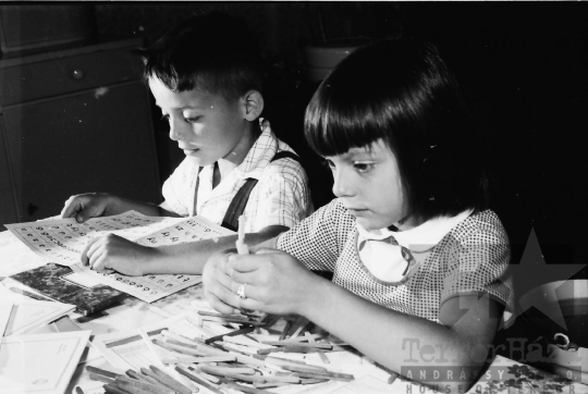 THM-BJ-01667 - Hohmann-ikrek iskolába készülnek az 1960-as években