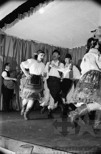 THM-BJ-01671 - Hazafias Népfront által szervezett kulturális előadás Majoson az 1960-as években