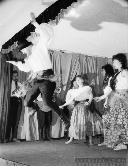 THM-BJ-01673 - Hazafias Népfront által szervezett kulturális előadás Majoson az 1960-as években