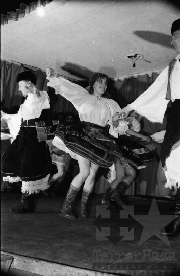THM-BJ-01674 - Hazafias Népfront által szervezett kulturális előadás Majoson az 1960-as években