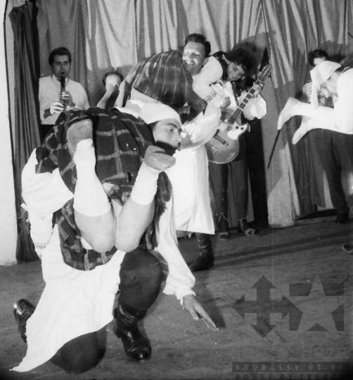 THM-BJ-01678 - Hazafias Népfront által szervezett kulturális előadás Majoson az 1960-as években