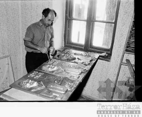 THM-BJ-01691 - Solymár Ottó dekoratőr Szekszárdon az 1960-as években