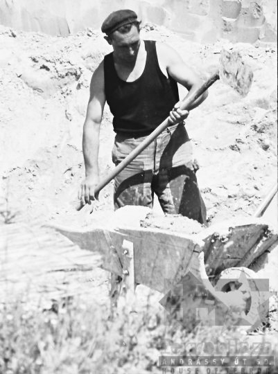 THM-BJ-01694 - Nagyszokolyi Béke termelőszövetkezet vályogvető üzeme az 1960-as években 