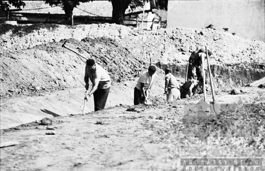 THM-BJ-01695 - Nagyszokolyi Béke termelőszövetkezet vályogvető üzeme az 1960-as években 