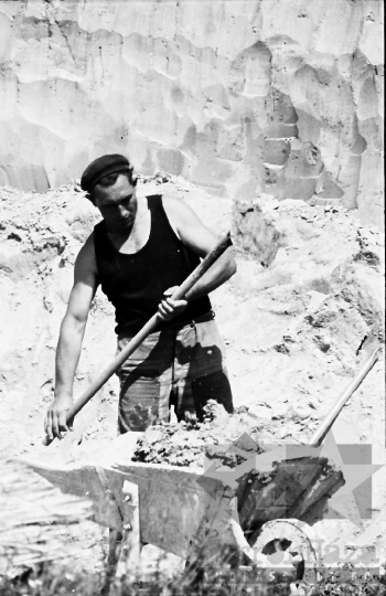 THM-BJ-01698 - Nagyszokolyi Béke termelőszövetkezet vályogvető üzeme az 1960-as években 