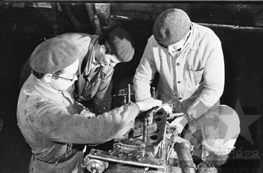 THM-BJ-01766 - Gépjavítás a mözsi termelőszövetkezetben az 1960-as években