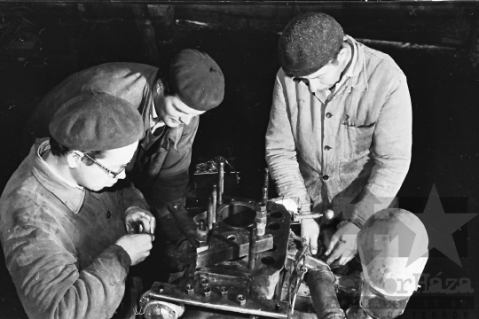 THM-BJ-01767 - Gépjavítás a mözsi termelőszövetkezetben az 1960-as években