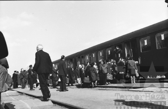 THM-BJ-01851 - Békevonat indul a Szovjetunióba a szekszárdi vasútállomásról az 1960-as években 