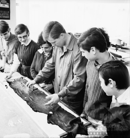 THM-BJ-01857 - Bőrdíszműves tanulók simontornyai szakiskolában az 1960-as években