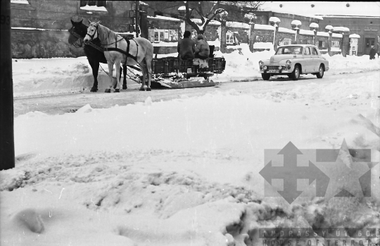 THM-BJ-01864 - Téli utcakép Szekszárdon az 1960-as években