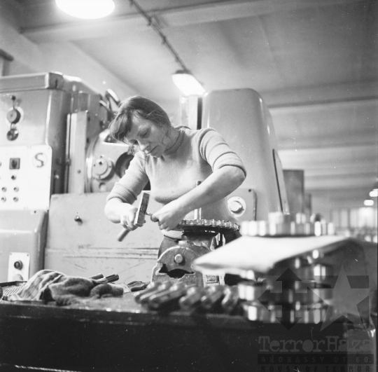 THM-BJ-01909a - Gyönki termelőszövetkezet gépállomása az 1970-es években 