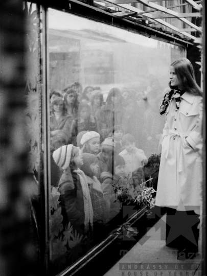 THM-BJ-01920 - Divatbemutató egy kirakatban Szekszárdon az 1970-es években