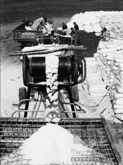 THM-BJ-01927 - Műtrágyarakodás Mőcsényen az 1970-es években
